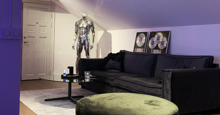 Image of studio of DJ Mangoo lounge
